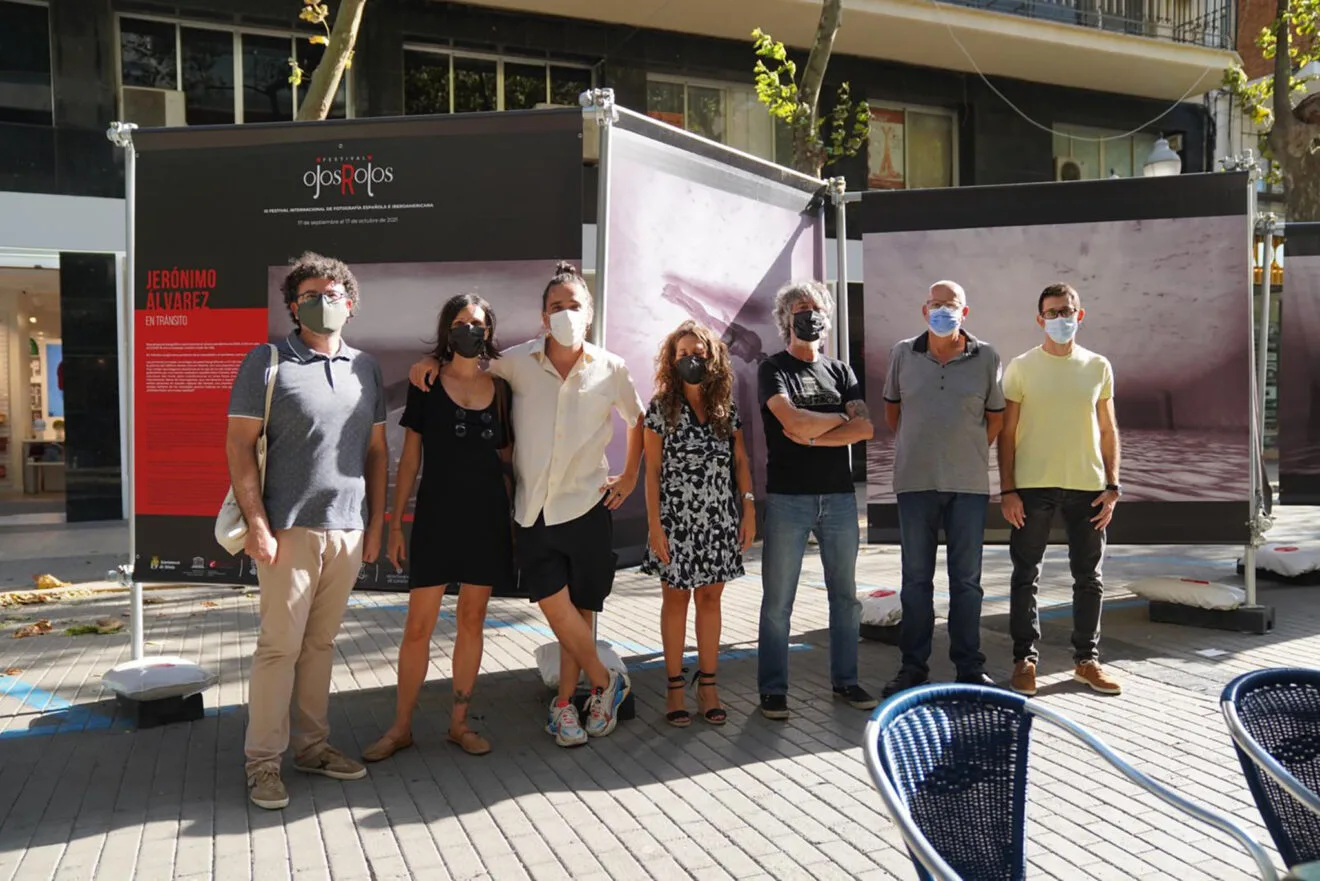 Representantes del Ayuntamiento junto a la organización del Festival Ojos Rojos | Fotografía de Paula Caballero
