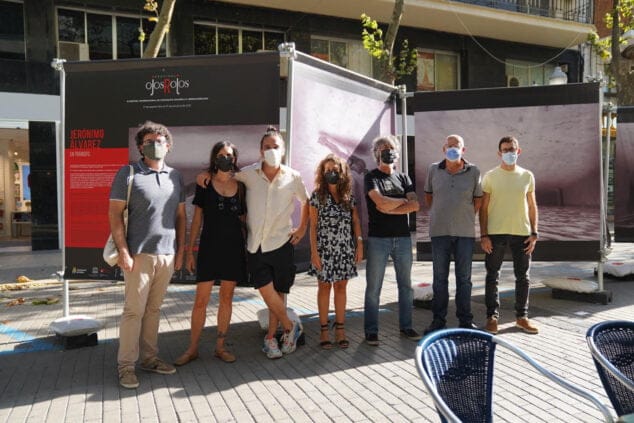 Imagen: Representantes del Ayuntamiento junto a la organización del Festival Ojos Rojos | Fotografía de Paula Caballero