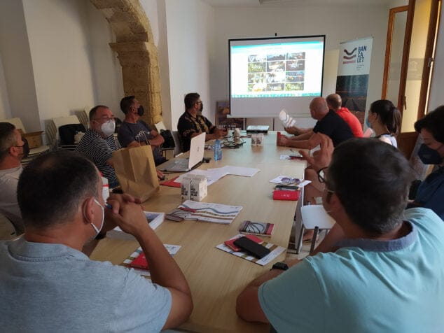 'Bancalet', la nueva marca de la Ciudad Creativa de la Gastronomía para la promoción de productos de la Marina Alta 2 Imagen: Reunión con productores que participan en la experiencia piloto