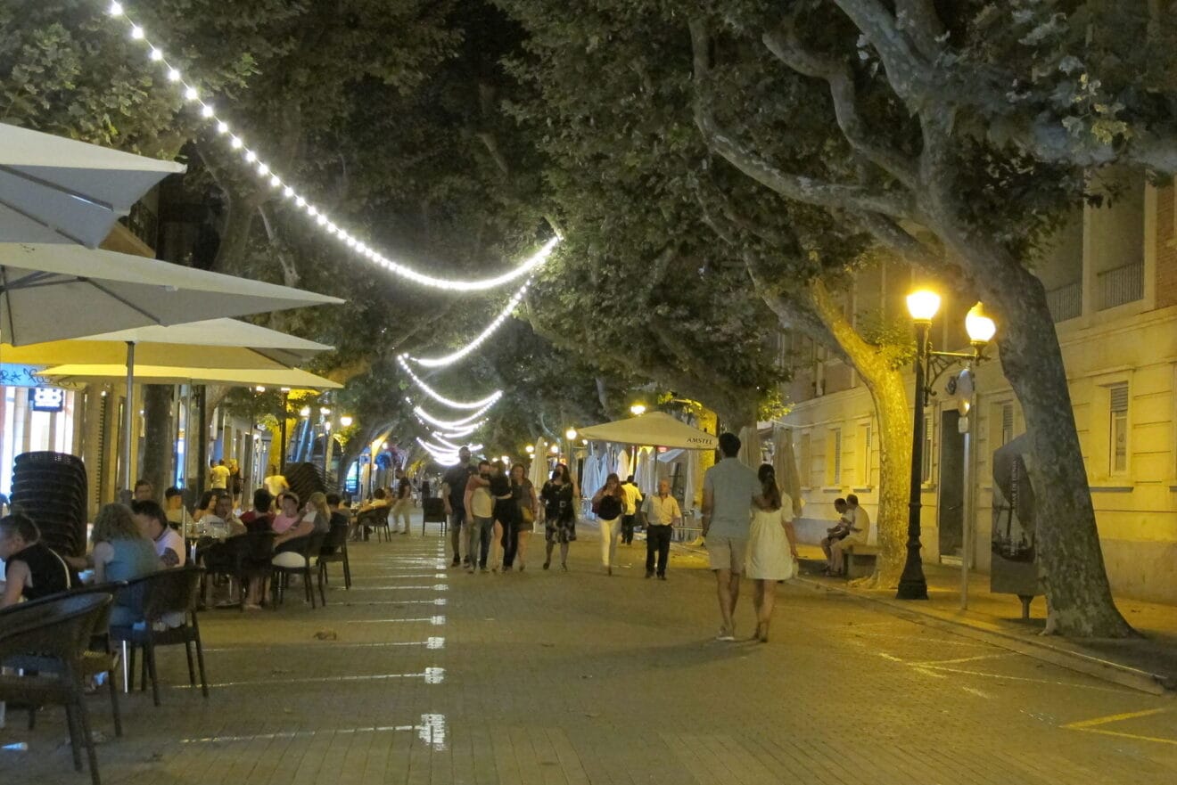 Transeuntes durante la noche en Marqués de Campo
