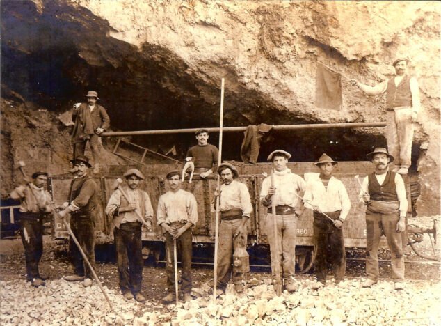 Imagen: Treballadors de Pedreguer en una pedrera a l'América cap al 1912.