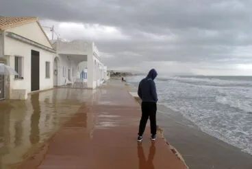 Vecino de Les Deveses mirando el oleaje