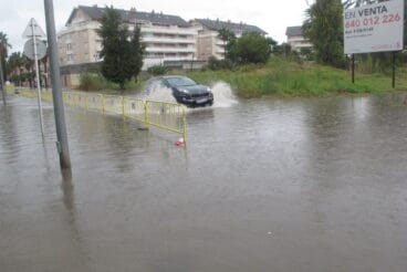 vehiculo circulando sobre una calle anegada en denia