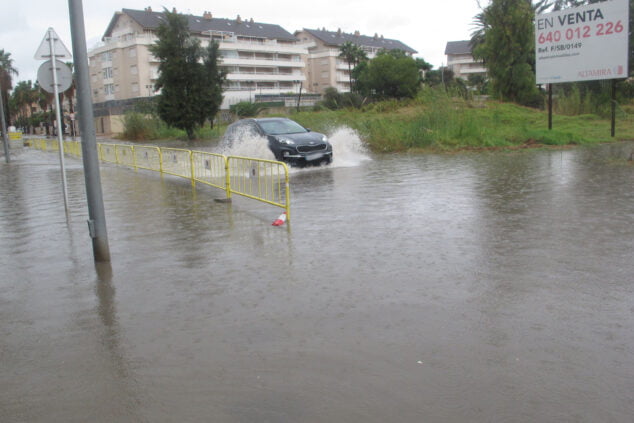 Image: Vehicle driving on a flooded street in Dénia