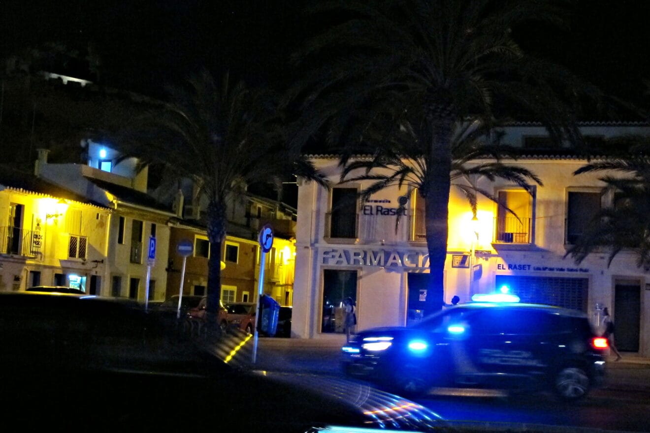 Vehículo de la Policía Nacional de urgencia durante una noche