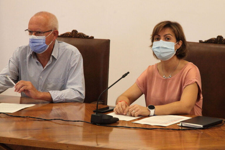 Vicent Grimalt, alcalde de Dénia, y Maria Josep Ripoll, concejala de Urbanisme, en la presentación de los nuevos proyectos