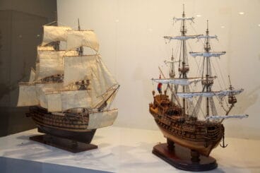 A la derecha, el navío holandés Friesland, a la izquierda el navío de primera clase Santa Ana