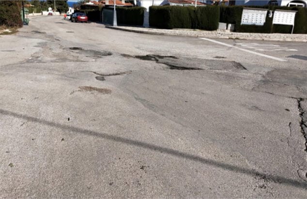 Sale a licitación el proyecto de asfaltado en calles y caminos de la zona del Montgó 2 Imagen: Calle cercana a la zona del Montgó prevista para las obras
