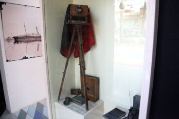 Cámara de fotos, accesorios y materiales de fotografía de finales del ciglo XIX