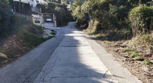 Sale a licitación el proyecto de asfaltado en calles y caminos de la zona del Montgó 1 Imagen: Camino en la zona del Montgó donde se realizarán las obras
