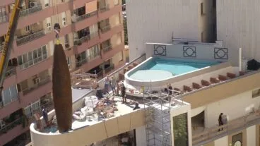 colocacion del tronco frente a la piscina