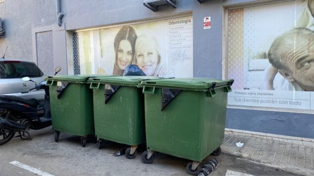Las 6 zonas de Dénia que tendrán la nueva recogida de basura en la puerta y cómo funcionará 1 Imagen: Contenedores en una calle de Dénia