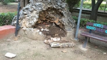 destrozo de un ornamento del jardin de torrecremada