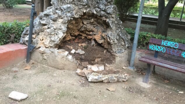 Imagen: Destrozo de un ornamento del jardín de Torrecremada