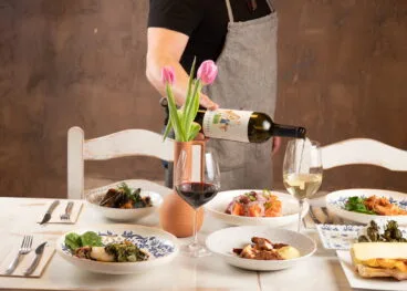 disfruta de una comida con un buen vino en el greco bistrot