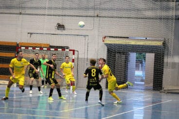 El equipo dianense y su rival durante el partido del sábado