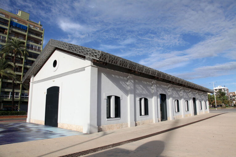 El museo, situado entre la explanada Cervantes y el puerto