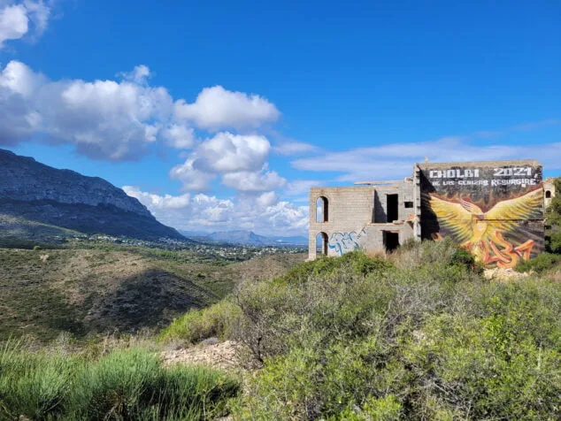 el pueblo fantasma de denia se llena de murales 04