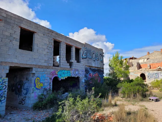el pueblo fantasma de denia se llena de murales 05