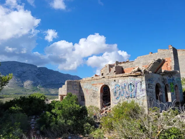 el pueblo fantasma de denia se llena de murales 08
