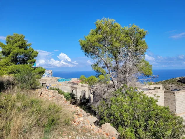 el pueblo fantasma de denia se llena de murales 10