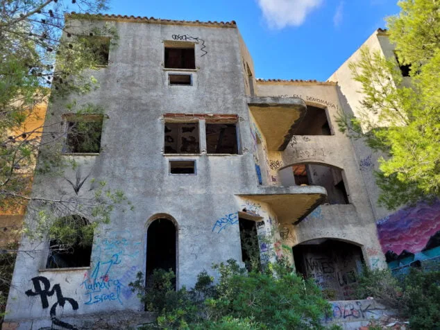 el pueblo fantasma de denia se llena de murales 11