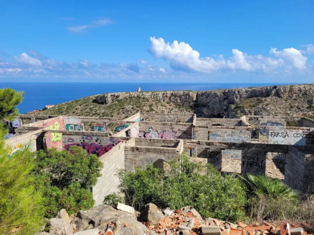 el pueblo fantasma de denia se llena de murales 12