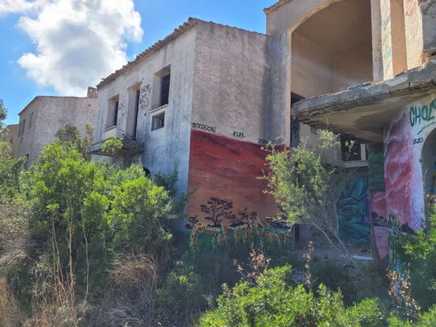 el pueblo fantasma de denia se llena de murales 15