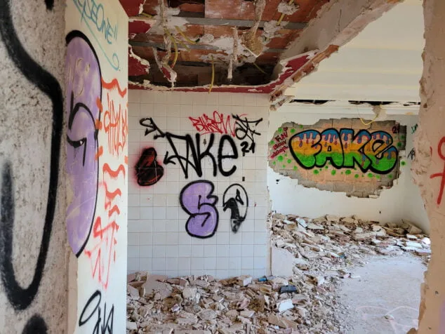 el pueblo fantasma de denia se llena de murales 17