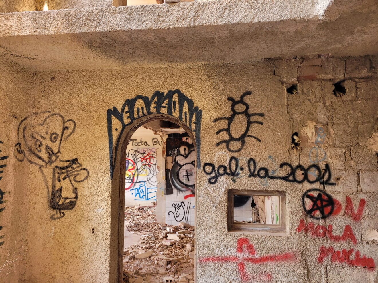 El Pueblo Fantasma de Dénia se llena de murales 21