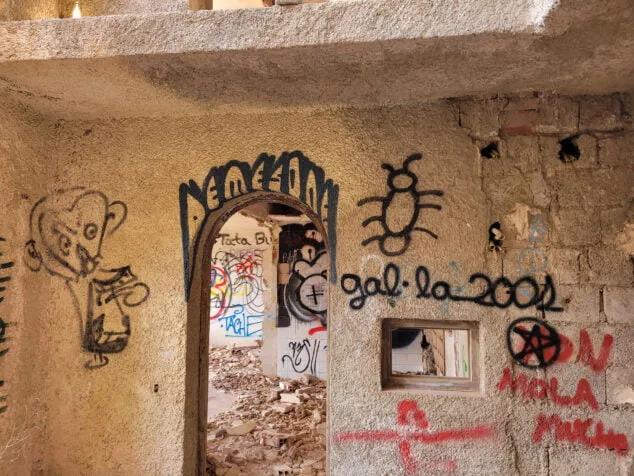 el pueblo fantasma de denia se llena de murales 21