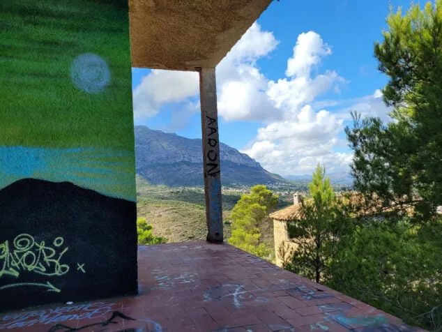 el pueblo fantasma de denia se llena de murales 23