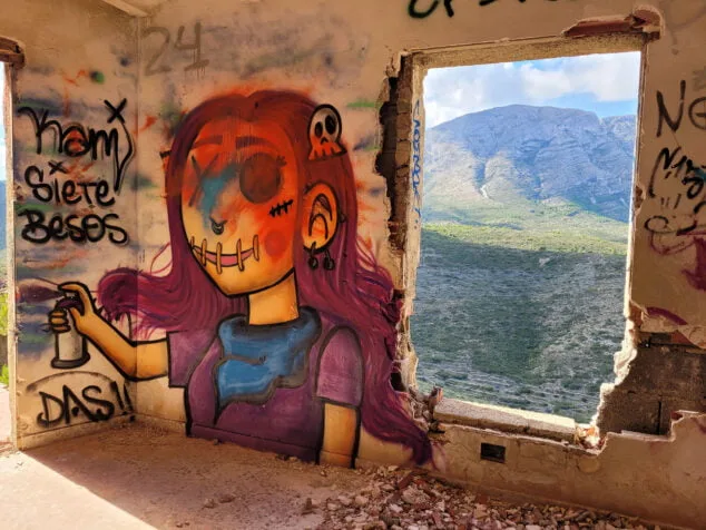 el pueblo fantasma de denia se llena de murales 25