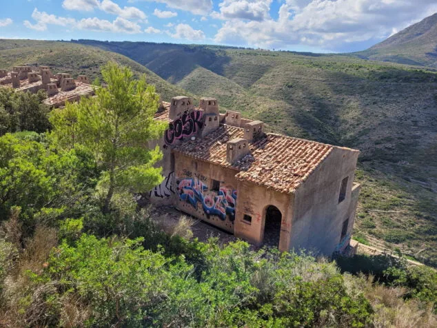 el pueblo fantasma de denia se llena de murales 26
