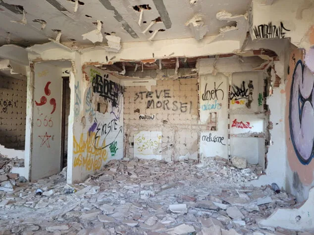 el pueblo fantasma de denia se llena de murales 27