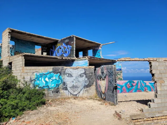 el pueblo fantasma de denia se llena de murales 31