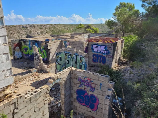 el pueblo fantasma de denia se llena de murales 32