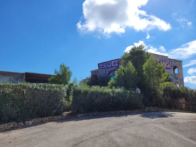 el pueblo fantasma de denia se llena de murales 34