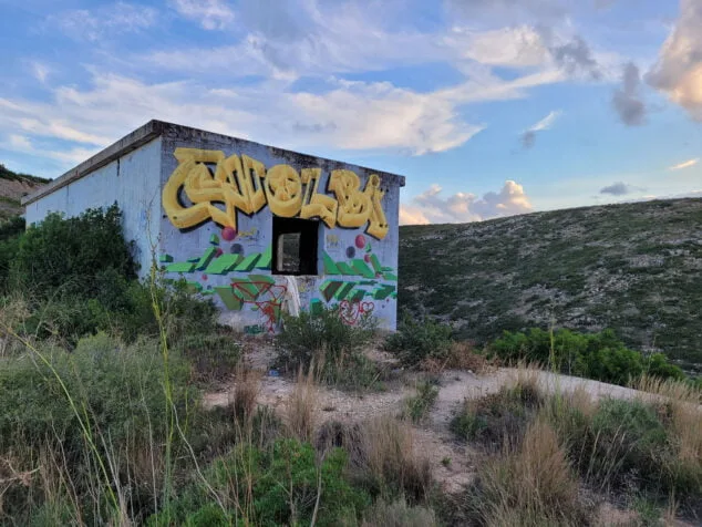 el pueblo fantasma de denia se llena de murales 37