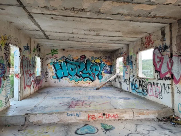 el pueblo fantasma de denia se llena de murales 38