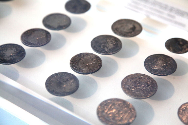 Der Schatz von La Guadalupe, bestehend aus Münzen von Carlos IIIi und IV
