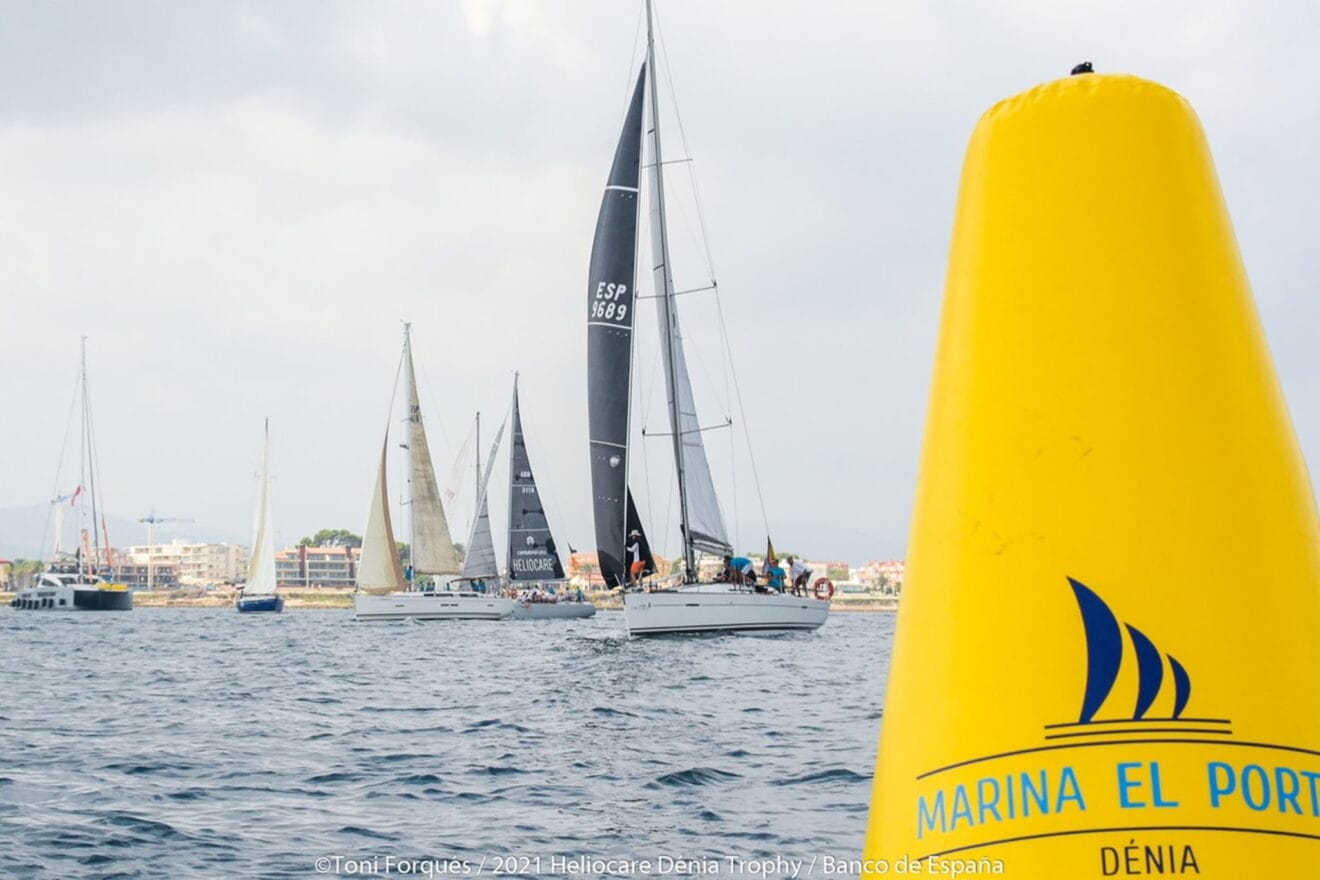 Embarcaciones durante la regata del Club de Vela de Marina El Portet