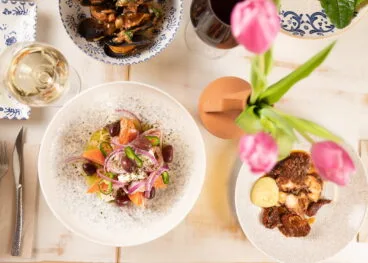 ensalada griega en denia en el greco bistrot