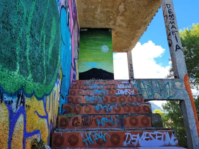 Imagen: Escaleras en la urbanización El Greco