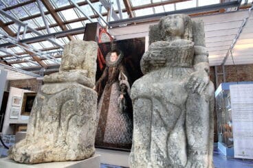 Esculturas francesas hundidas en Dénia, y detrás un retrato de la reina Margarita de Austria