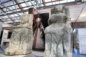 Esculturas francesas hundidas en Dénia, y detrás un retrato de la reina Margarita de Austria