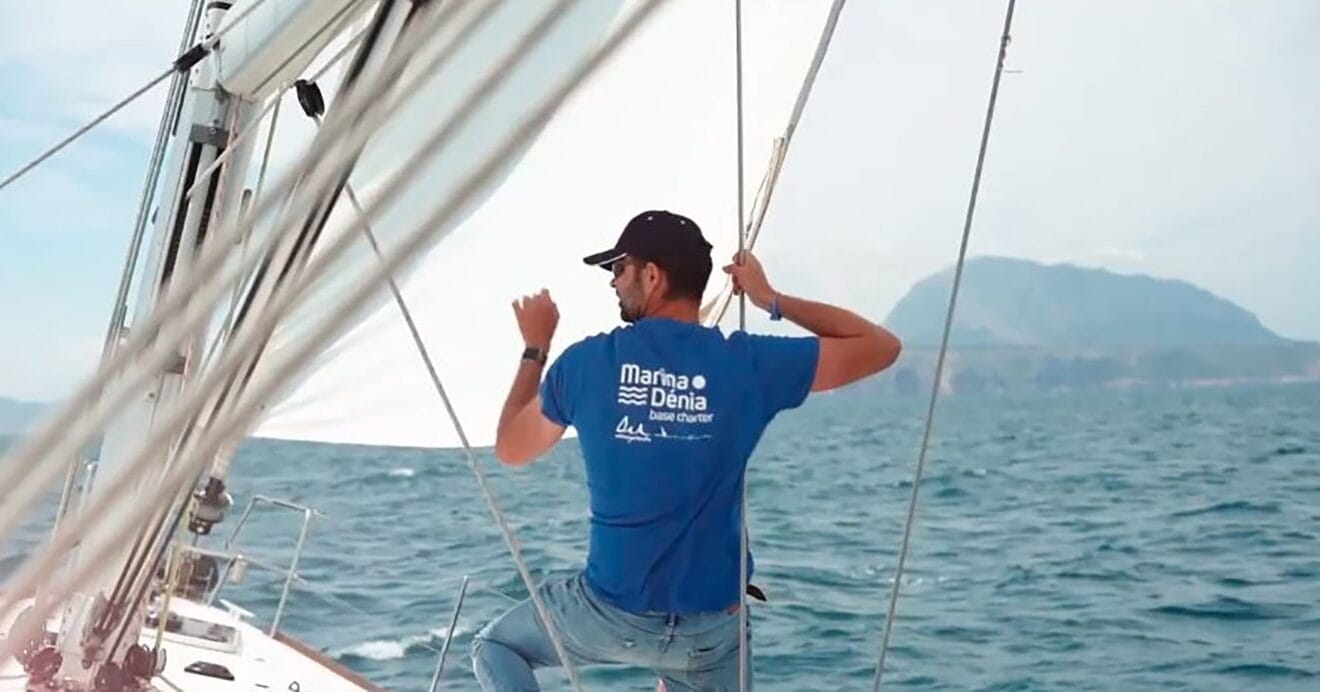 Experto de Base Charter Marina de Dénia navegando