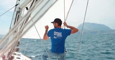 experto de base charter marina de denia navegando