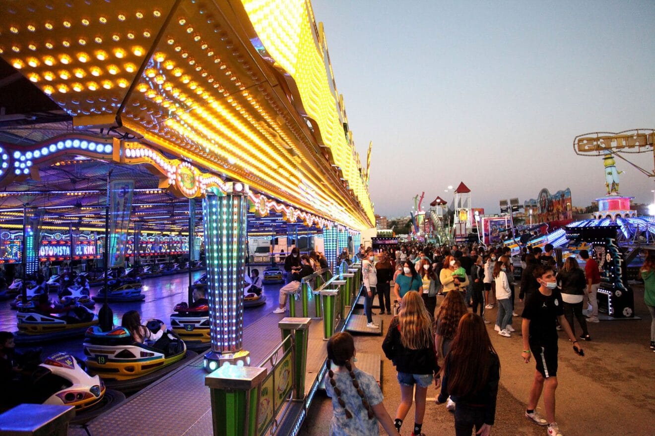 Gente junto a los coches de choque