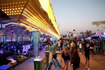 Gente junto a los coches de choque